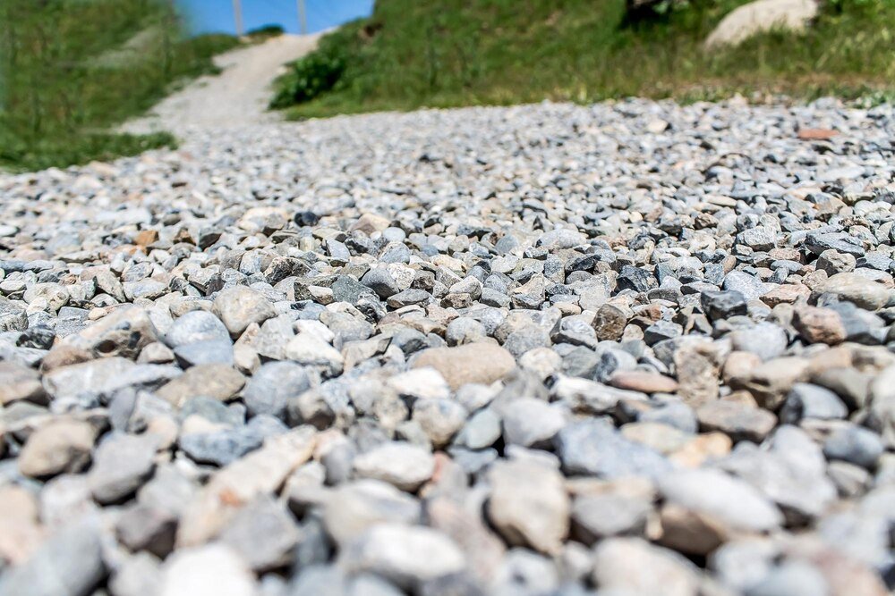 Jak zrobić tani podjazd do garażu z kruszywa?